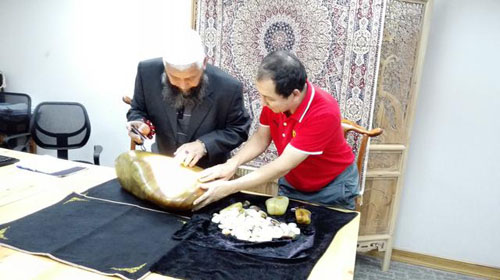 安尼瓦拜新疆著名民间和田玉专家吾不力.艾山大师为师.jpg