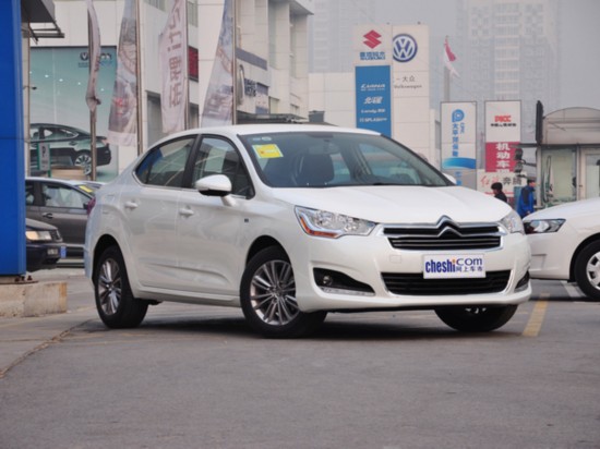 东风雪铁龙  1.8L 手动 车辆右侧45度角