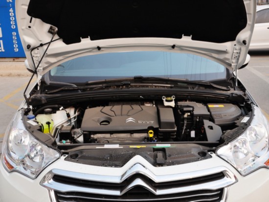 东风雪铁龙  1.8L 手动 发动机主体特写