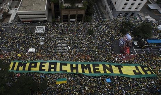 巴西民众游行要求罗塞夫下台.jpg