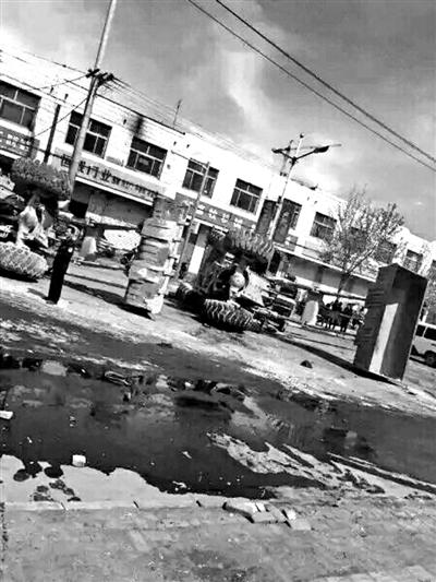 1461023561476243.jpg 行唐县“铲车大战”中多辆铲车被掀翻,现场洒满漏出的柴油.jpg