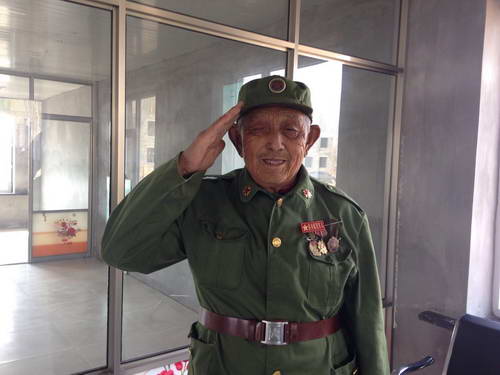 1461465216417418.jpg 90岁当选村官.jpg