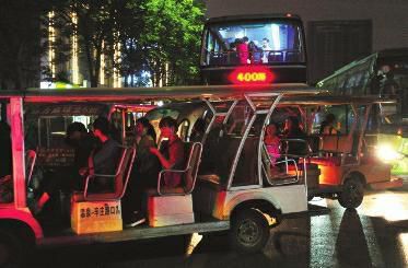 10辆电瓶车为抢客追堵公交 逼乘客提前下车(图)