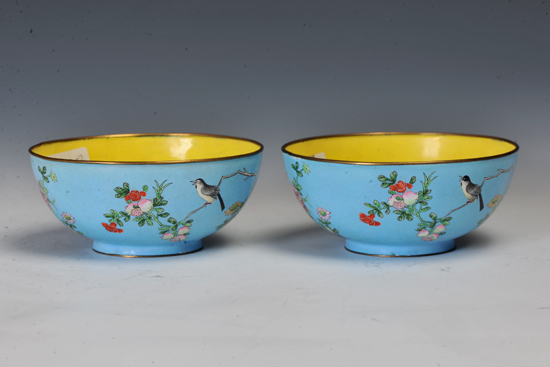 清中期 铜胎画珐琅花鸟碗一对 直径12.4cm