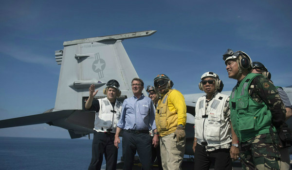 美国国防部长卡特4月15日登上“斯坦尼斯号”航母穿越南海争议水域，与菲律宾防长加斯明在“斯坦尼斯”号航母甲板参观。.jpg