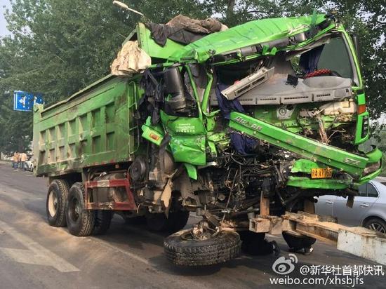 北京：多车相撞 11辆奔驰被毁