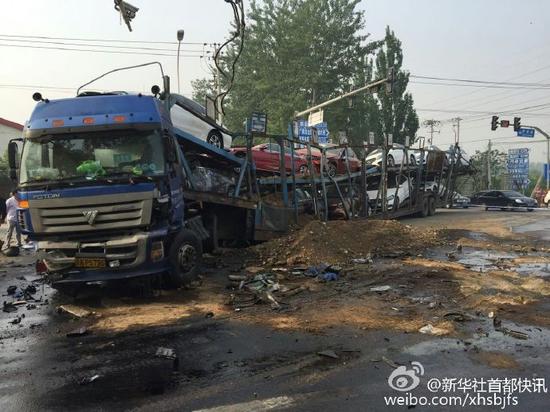 北京：多车相撞 11辆奔驰被毁