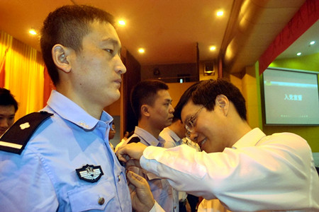 1462350288425996.jpg 区团委书记为新党员带党徽.JPG