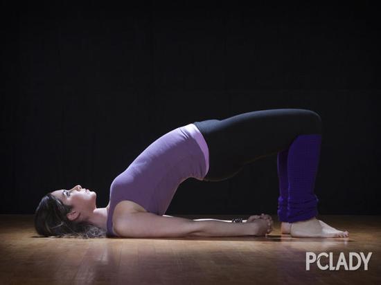 动作一:仰卧直腿悬空交叉