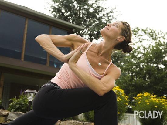 动作三:原地俯身扭腰