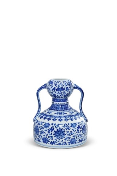 清乾隆 青花缠枝灵芝花卉纹如意耳葫芦瓶

H：18cm

款识：大清乾隆年制

来源：1、香港佳士得 2003年10月27日 Lot.634；

2、香港苏富比 2010年4月8日 Lot.1821

估价：RMB 8，000，000-10，000，000