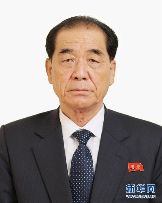 这是朝中社公布的朝鲜劳动党政治局常委朴凤柱的肖像。朝中社5月11日公布了新当选的朝鲜劳动党政治局常委的肖像。在朝鲜劳动党第七次全国代表大会上，金正恩、金永南、黄炳誓、朴凤柱、崔龙海当选为新一届朝鲜劳动党政治局常委。新华社/朝中社