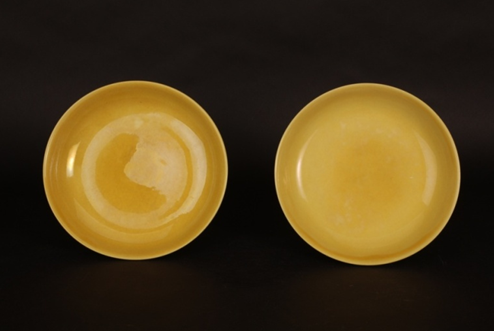 明正德浇黄釉撇口盘(一对)俯视
