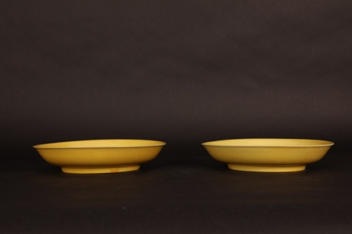 明正德浇黄釉撇口盘(一对)-正面