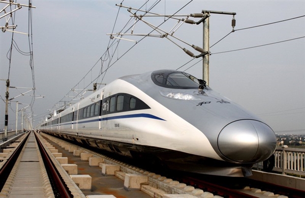 云南首列高铁进站：迄今世界最先进动车组