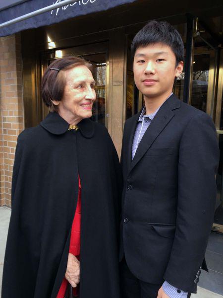 中国男孩卡森(右)拜访弗朗西丝 .吉洛特女士