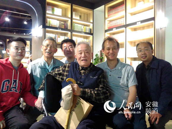 讲座结束后，部分听众与李辉合影