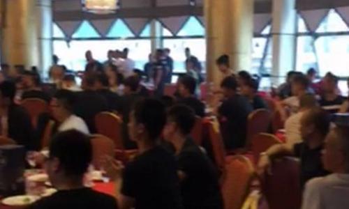 图为5月23日释放当天，100余名社会闲杂人员在监区外列队聚集、燃放鞭炮，摆宴聚餐