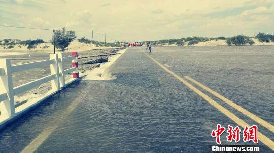 图为被水冲的省道229线。张军强摄