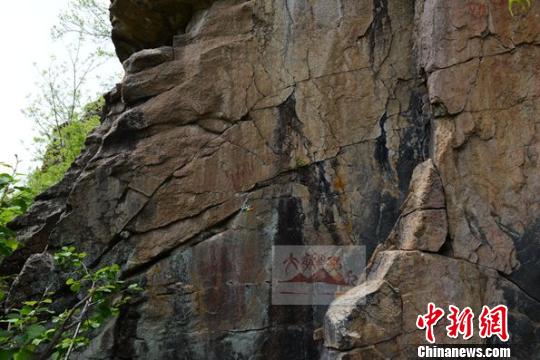图为此次大兴安岭地区发现的岩画之一 崔越领 摄