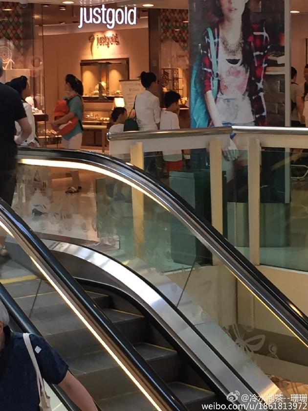 张柏芝牵两个儿子逛街