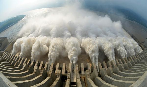 强降雨袭击南方大部 江西鄱阳河堤溃口转移1.3万人