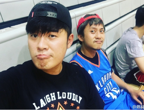 陈赫邓超夜里运动了一把 老邓头胡子拉碴显老态