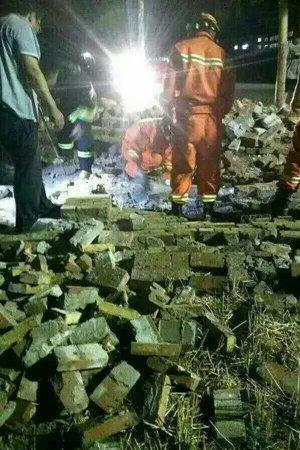 石家庄大风刮塌学校围墙 3名中考女生被砸身亡