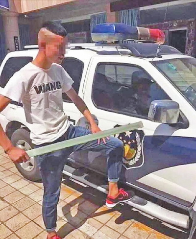 为当“网红”获报酬济源俩青年砸警车被拘留14日