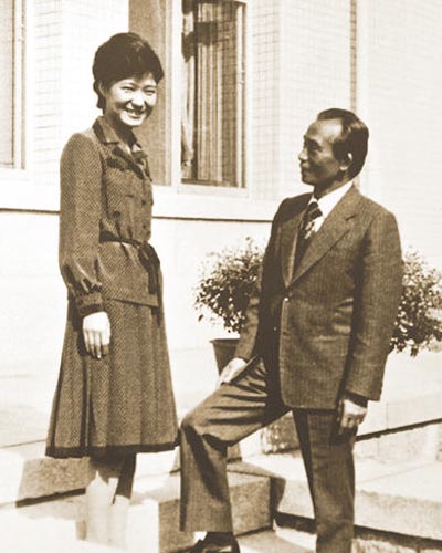 1977年，25岁的朴槿惠与父亲合影。.jpg