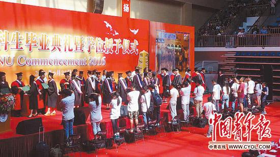 校长毕业典礼金句比拼：戳心窝接地气赶时髦