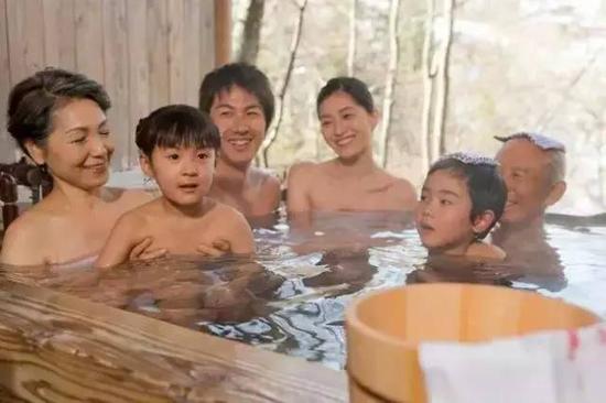 现在日本社会依然保留着混浴传统，但多是一家人为主，而且必须严格遵守礼仪与规范
