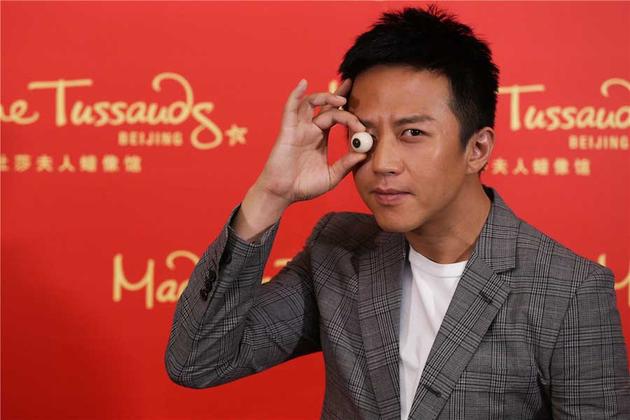 “假眼”邓超摆POSE