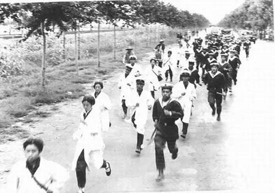 ▲前往救援的解放军