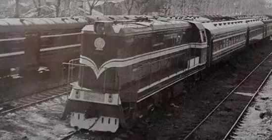 ▲1976年,唐山机车车辆工厂,生产东风5型内燃机车