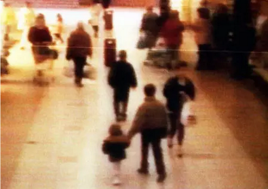 英国利物浦两名10岁男孩虐杀婴儿案的现场监控录像。