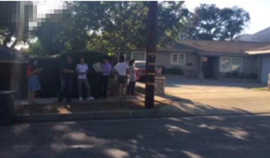 导游带人参观王宝强美国房产