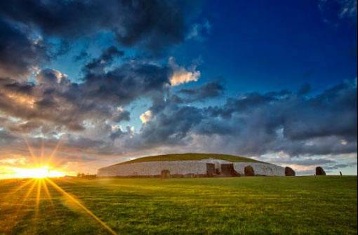 位于米斯郡的纽格莱奇墓（Newgrange）