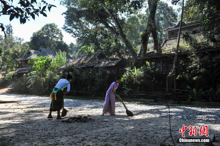 9月16日，云南澜沧景迈山上的少数民族村寨。云南澜沧景迈山，是普洱茶的主要产区之一，山上居住着拉祜族、布朗族、傣族等多个少数民族，这些少数民族世代制茶，景迈山得天独厚的自然环境和茶人们精湛的手艺使这里的普洱茶远近闻名。据景迈山翁基村布朗族村民介绍，他们的家庭年收入达到40万元左右，这在当地属于中等收入水平。据公开资料显示，景迈山的少数民族种茶有近2000年的历史。是普洱茶的原生地之一。 中新社记者 任东 摄