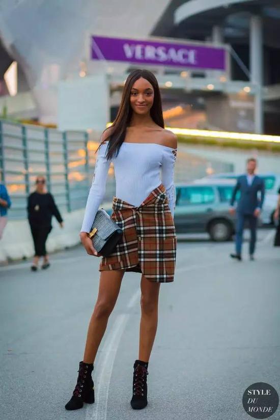 发现了吧，今年流行的针织衫总体来说不太Care实用这件事，美貌度远大于实用性~至于要不要跟风，就看自己的衣柜配置了。