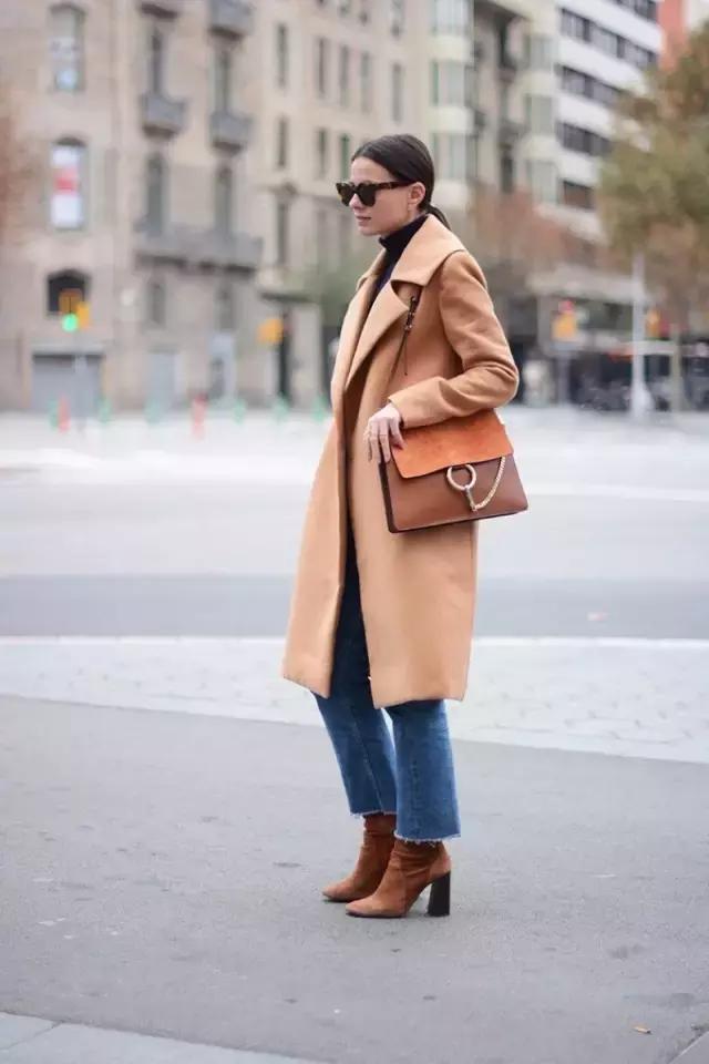 学会oversized外套+短靴的经典套路，让你美成一道街景
