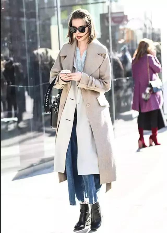 学会oversized外套+短靴的经典套路，让你美成一道街景