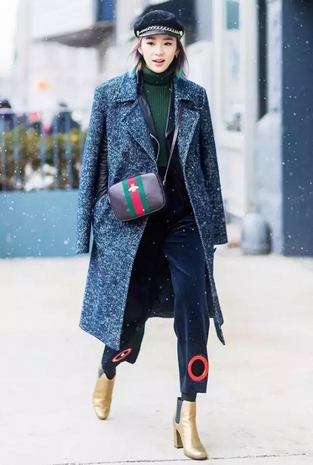 学会oversized外套+短靴的经典套路，让你美成一道街景