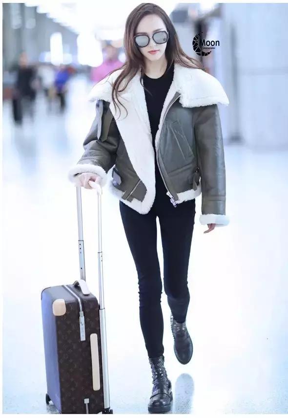 学会oversized外套+短靴的经典套路，让你美成一道街景