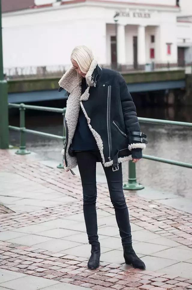 学会oversized外套+短靴的经典套路，让你美成一道街景