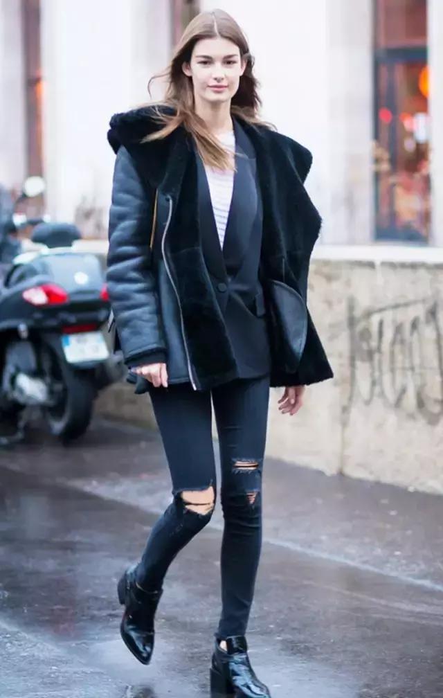 学会oversized外套+短靴的经典套路，让你美成一道街景