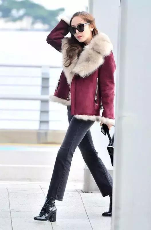 学会oversized外套+短靴的经典套路，让你美成一道街景