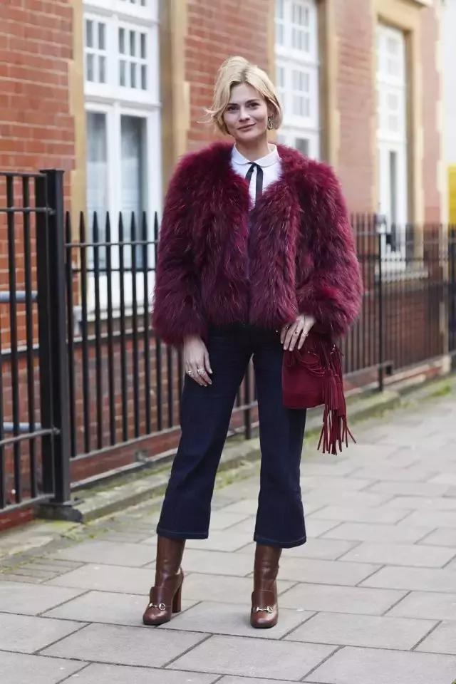 学会oversized外套+短靴的经典套路，让你美成一道街景