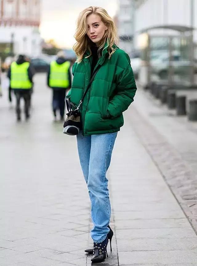 学会oversized外套+短靴的经典套路，让你美成一道街景