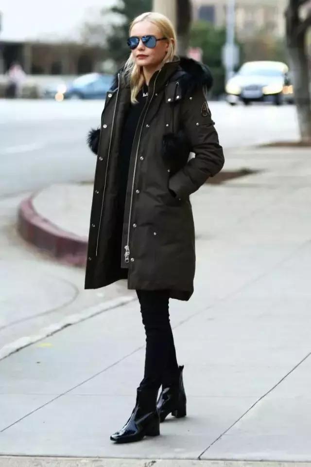 学会oversized外套+短靴的经典套路，让你美成一道街景